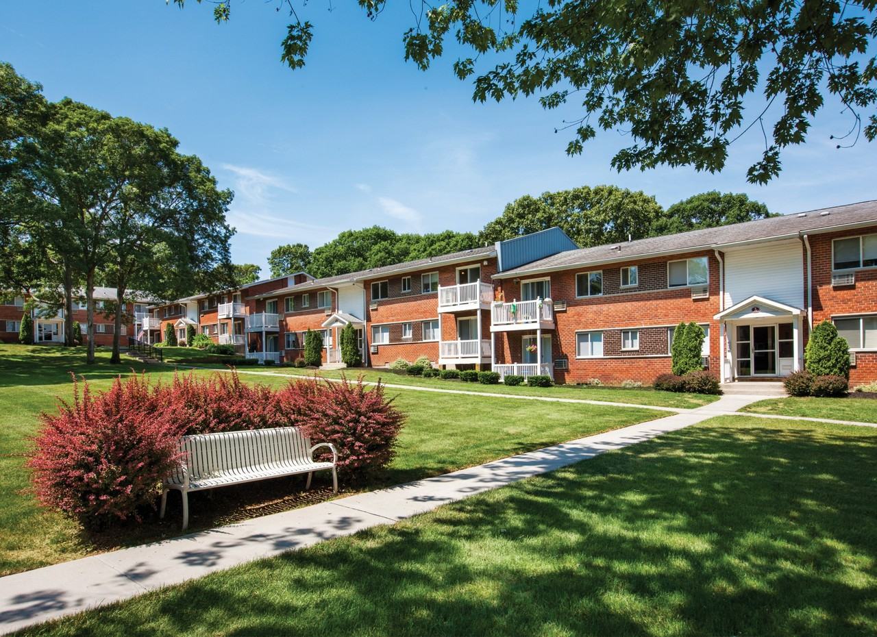 Lake Grove Apartments - Photo 3 of 26