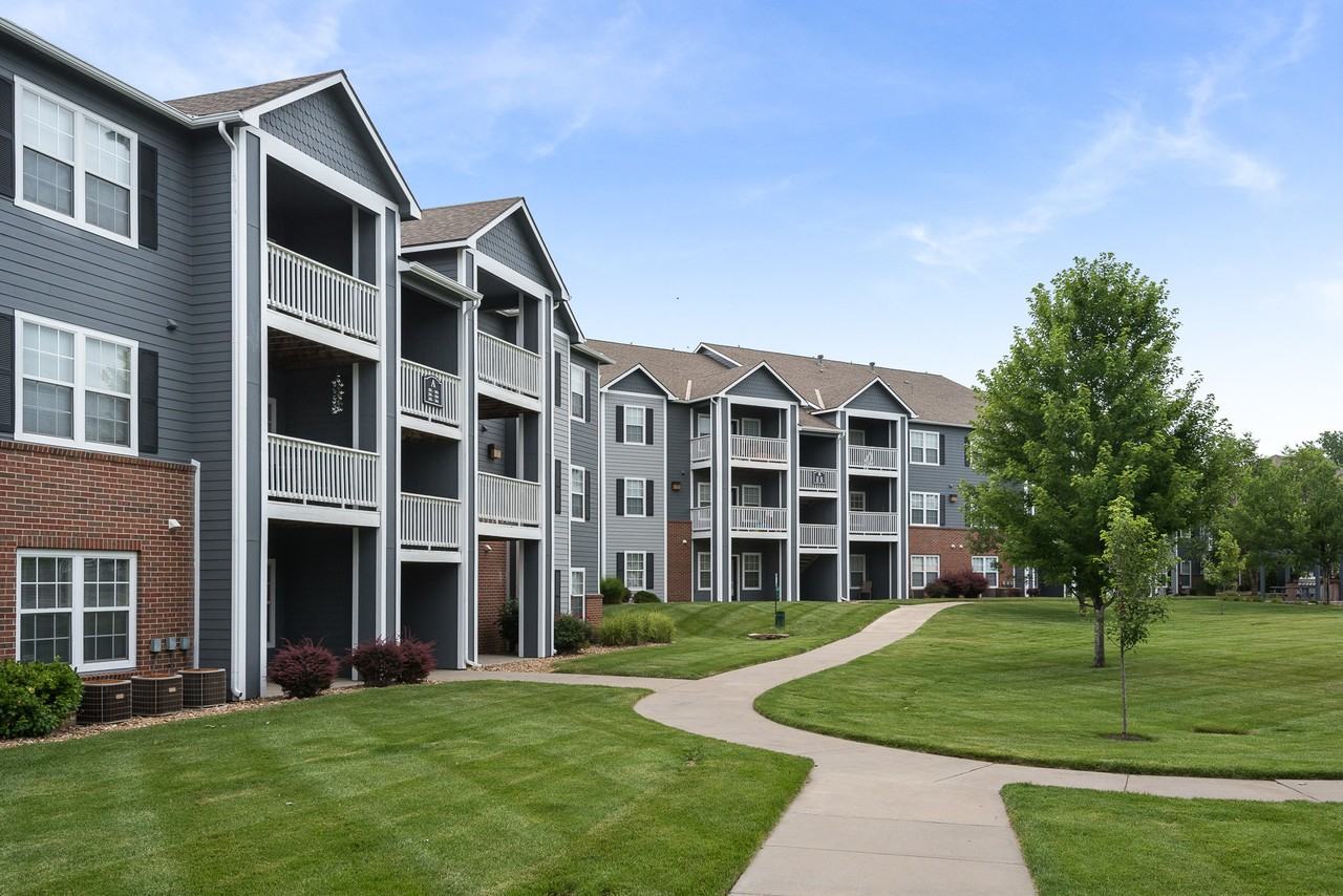 Parkway Commons Apartments - Photo 3 of 50