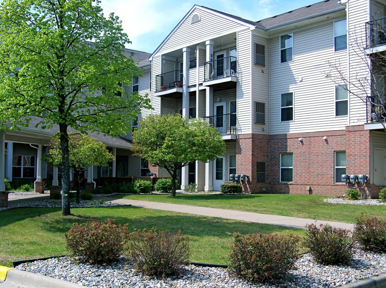 Kearsley-Daly Villa & Eastside Village Senior Apartments - Photo 3 of 47