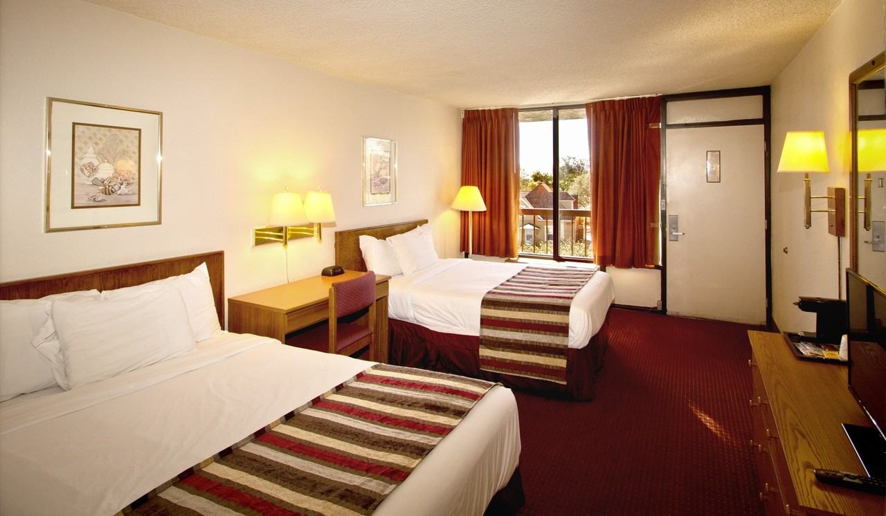 Siegel Suites 7th Street - Photo 3 of 7