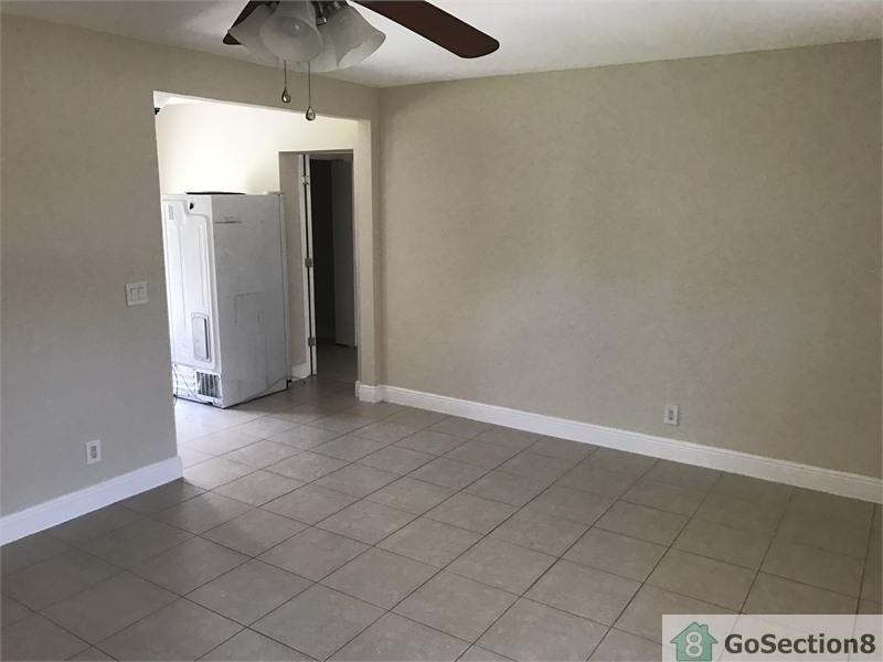 1139 NW 9th Ave - Photo 2 of 11