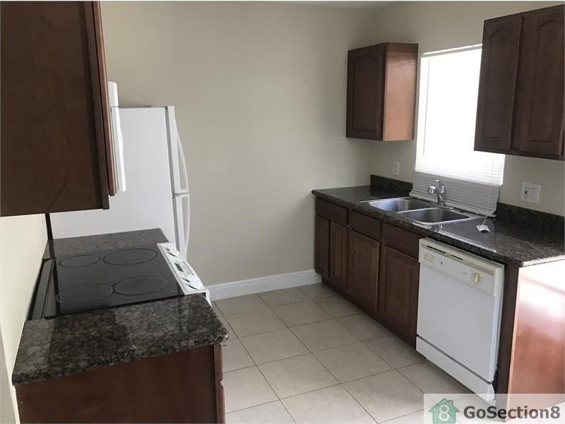 1139 NW 9th Ave - Photo 3 of 11