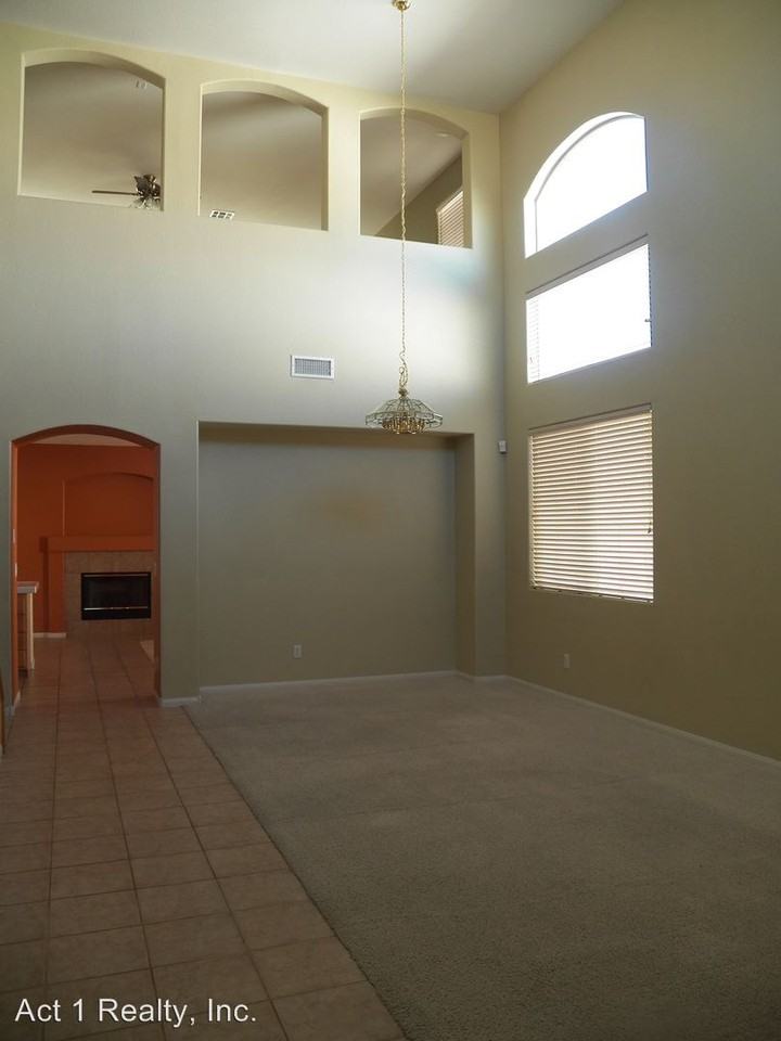 233 Lynbrook St - Photo 3 of 14