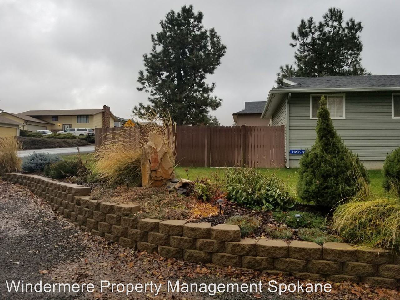 11205 S Sussex Rd - Photo 2 of 23