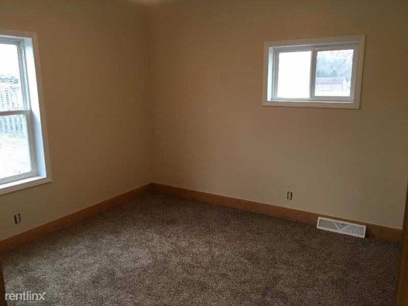 313 E Brook St - Photo 2 of 10
