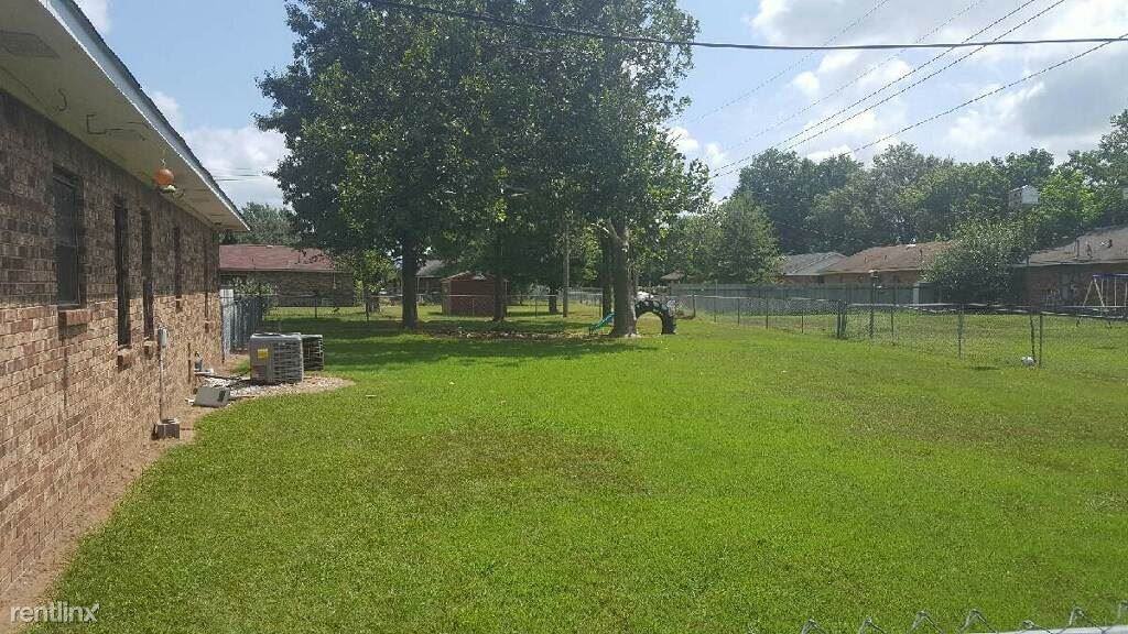 1005 Opal Cir - Photo 2 of 6