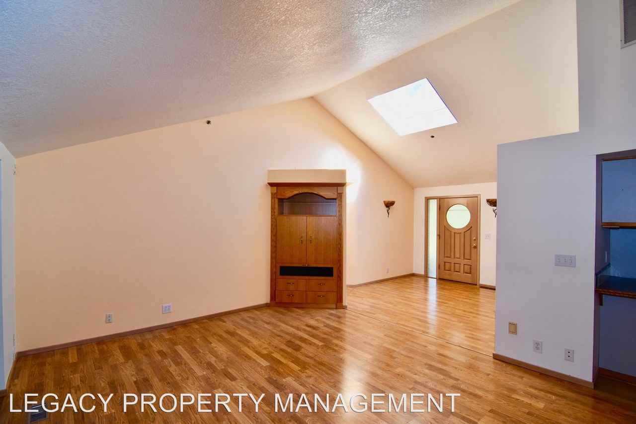 5712 NW Franklin St - Photo 2 of 20