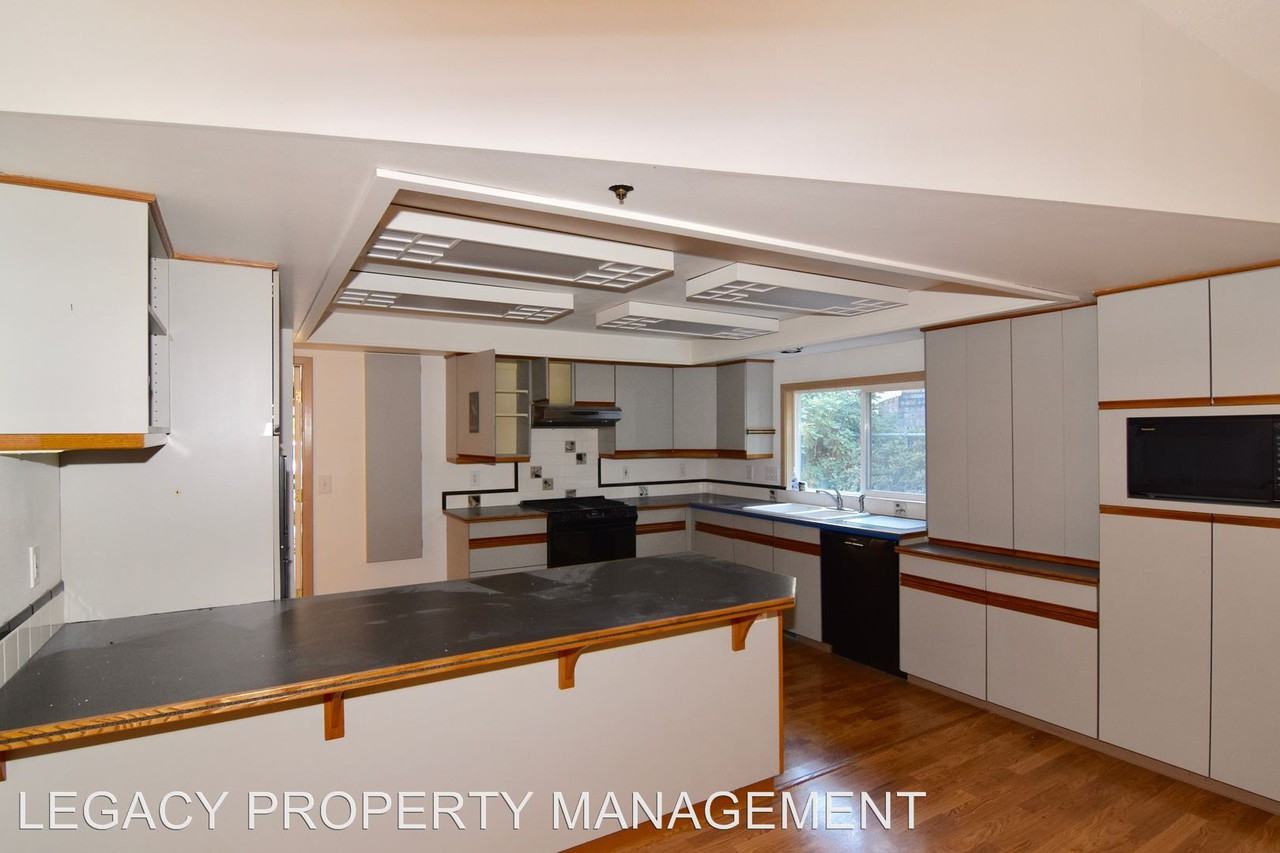 5712 NW Franklin St - Photo 3 of 20