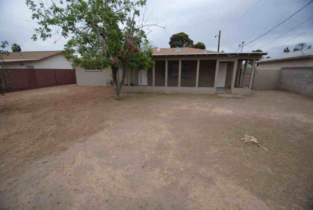 3937 W Wilshire Dr - Photo 2 of 16