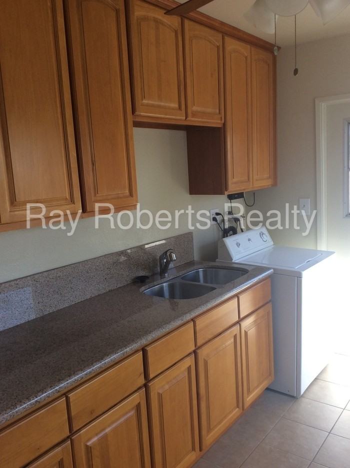 10792 Chestnut St - Photo 3 of 10