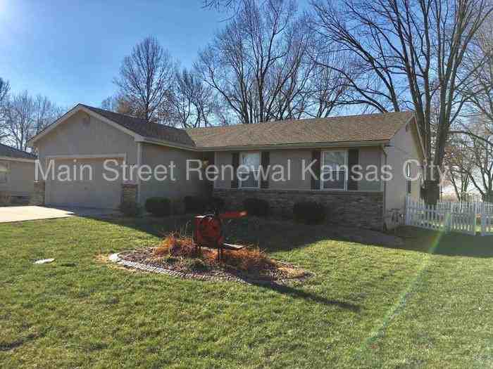 306 Zoe Ave - Photo 2 of 17