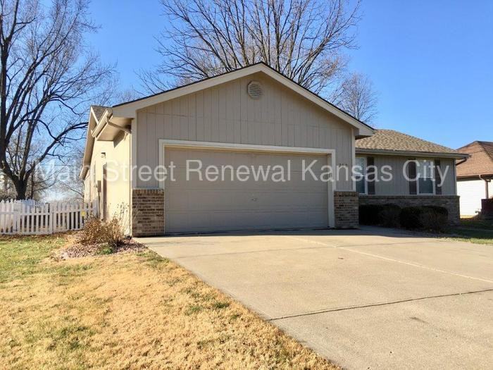 306 Zoe Ave - Photo 3 of 17