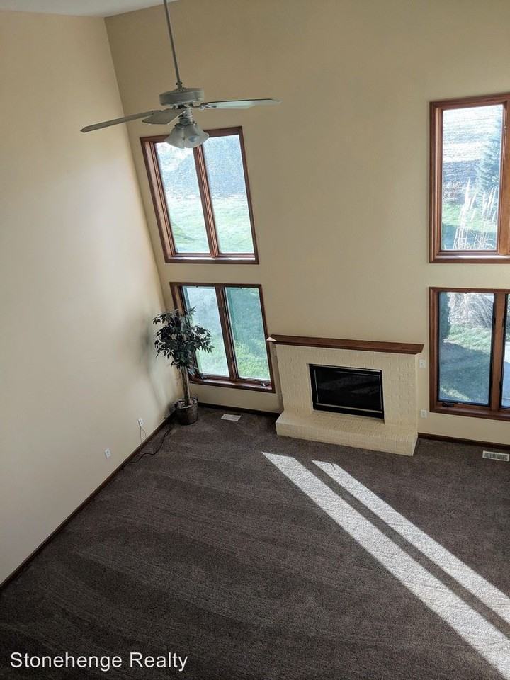 3036 Stonegate Dr - Photo 2 of 23