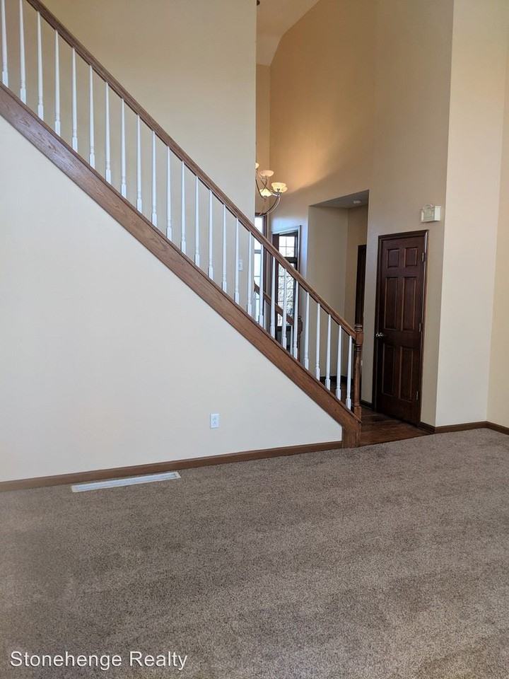 3036 Stonegate Dr - Photo 3 of 23