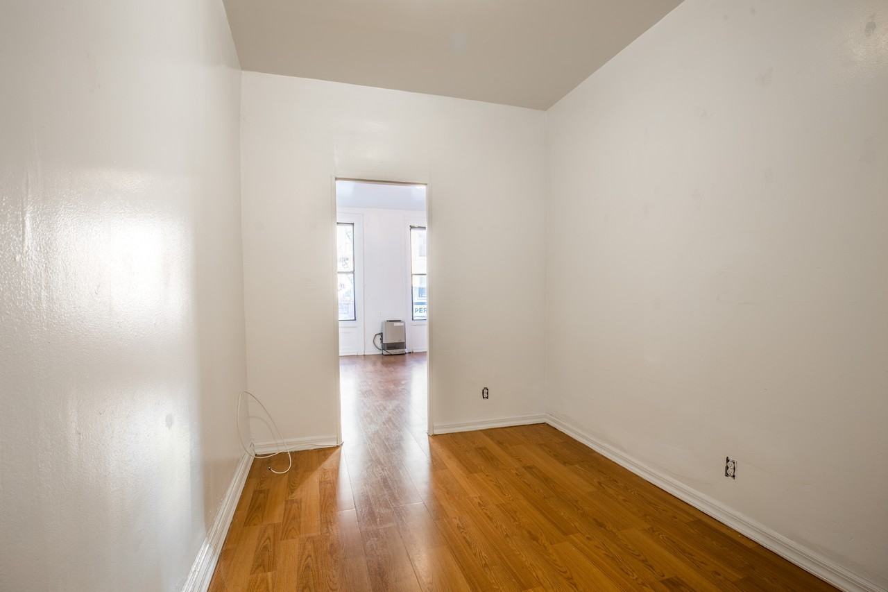 113 Graham Avenue #15OS