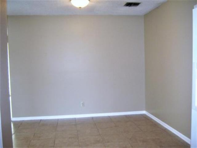 421 Mike Dr - Photo 3 of 5