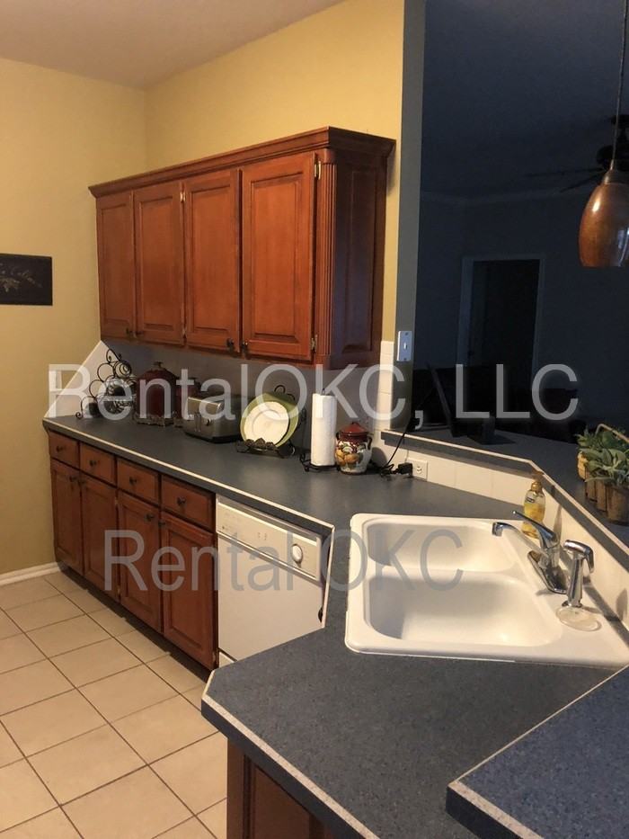 1724 Hemingway Dr - Photo 3 of 12