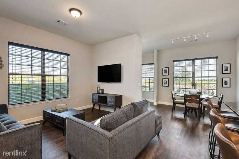 16201 Travis Ct - Photo 2 of 7