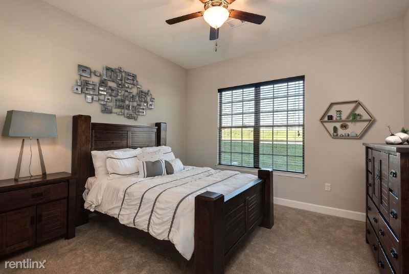 16201 Travis Ct - Photo 3 of 7