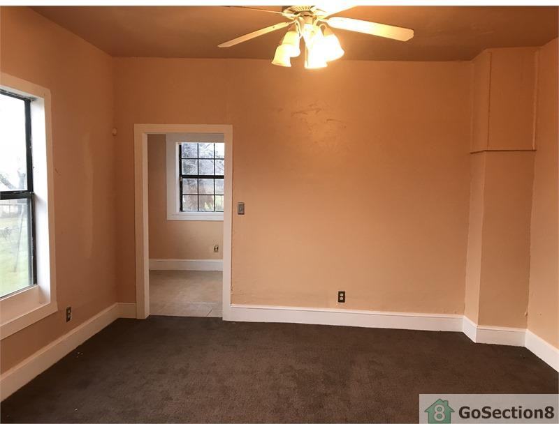 913 NE 32nd St - Photo 3 of 9