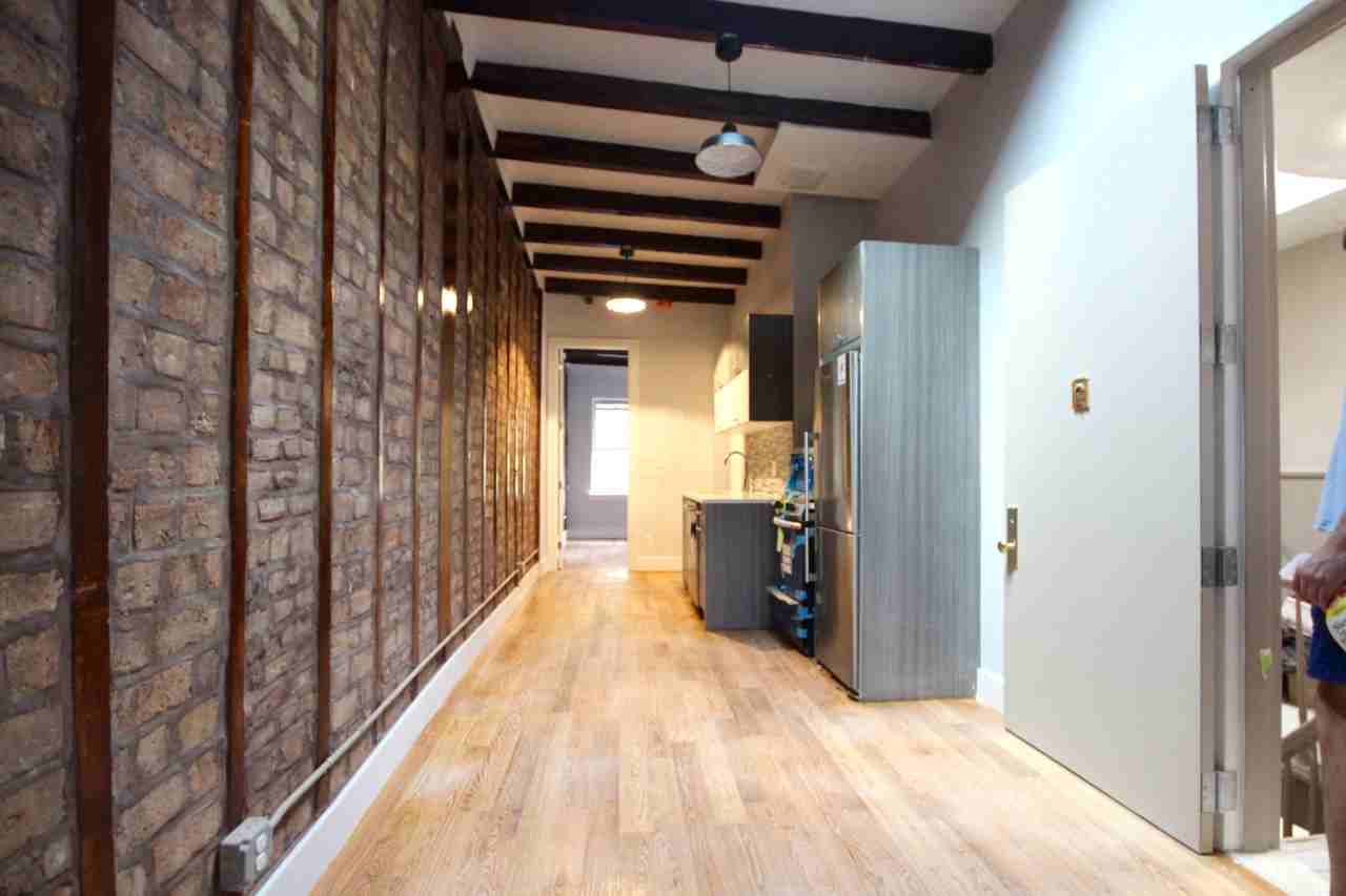 31 Montrose Avenue #13YQ