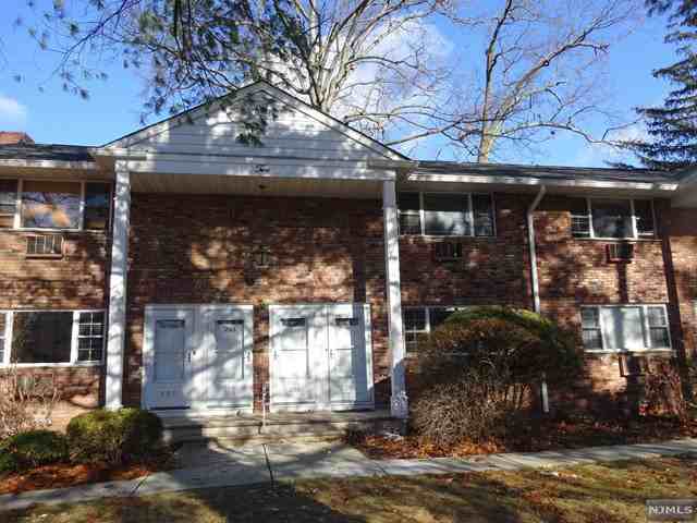 208 Washington Dr - Photo 2 of 11
