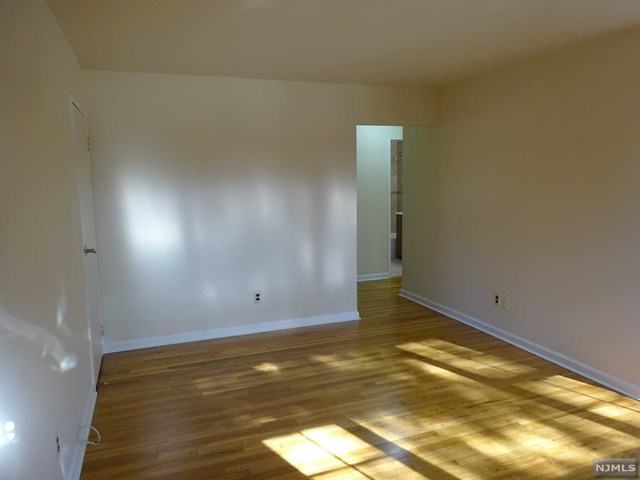 208 Washington Dr - Photo 3 of 11