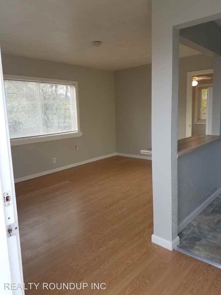 2225 18th Ave - Photo 3 of 9