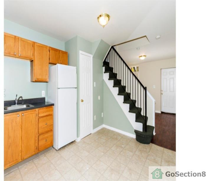 946 Montpelier St - Photo 2 of 9