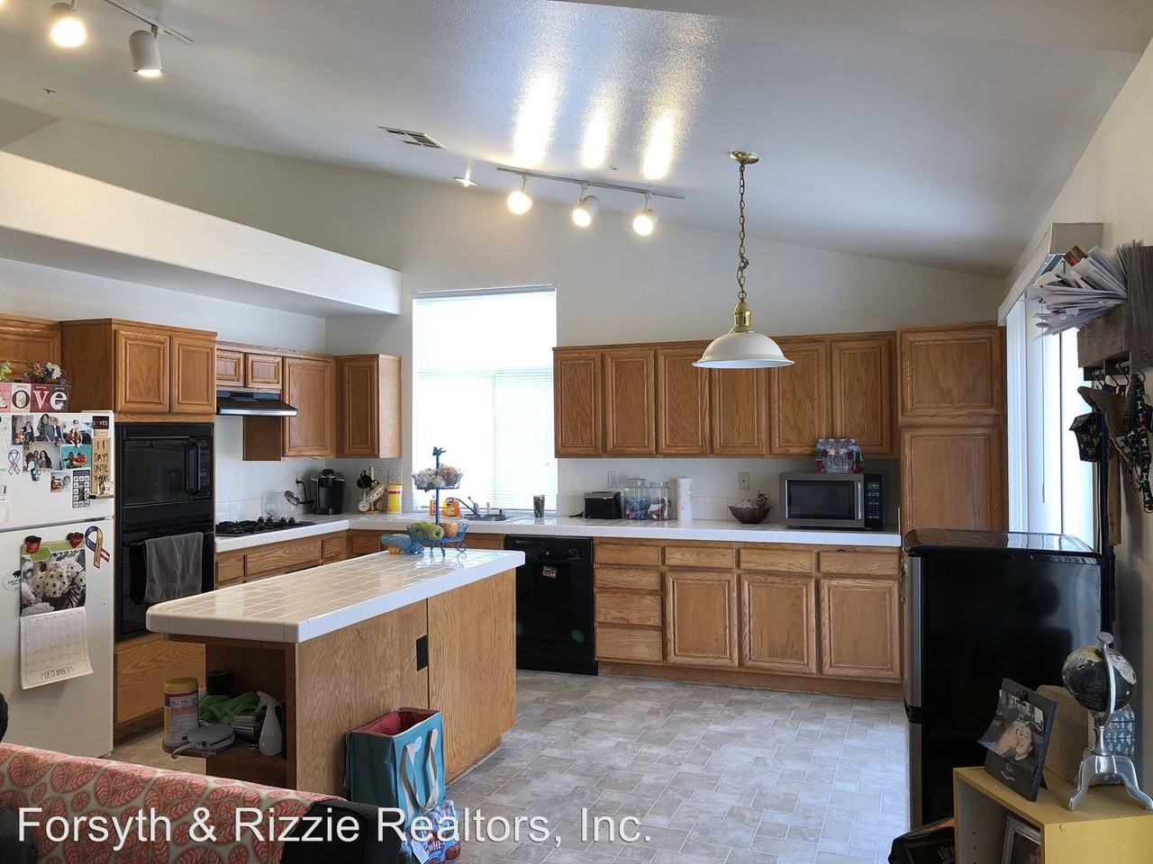 2574 Joshua Ct - Photo 3 of 9