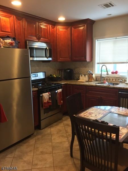 110 Woodport Rd - Photo 3 of 10
