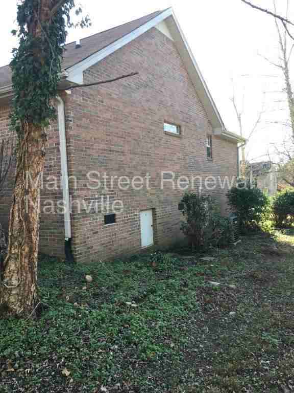 405 Brookview Dr - Photo 2 of 16