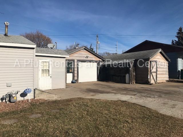 900 N Lincoln Ave - Photo 2 of 10