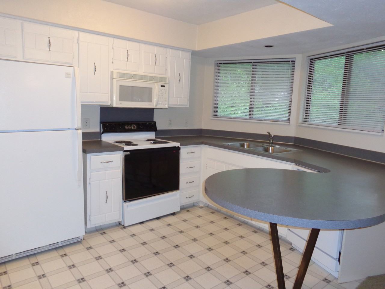 5118 S 104th St - Photo 3 of 11