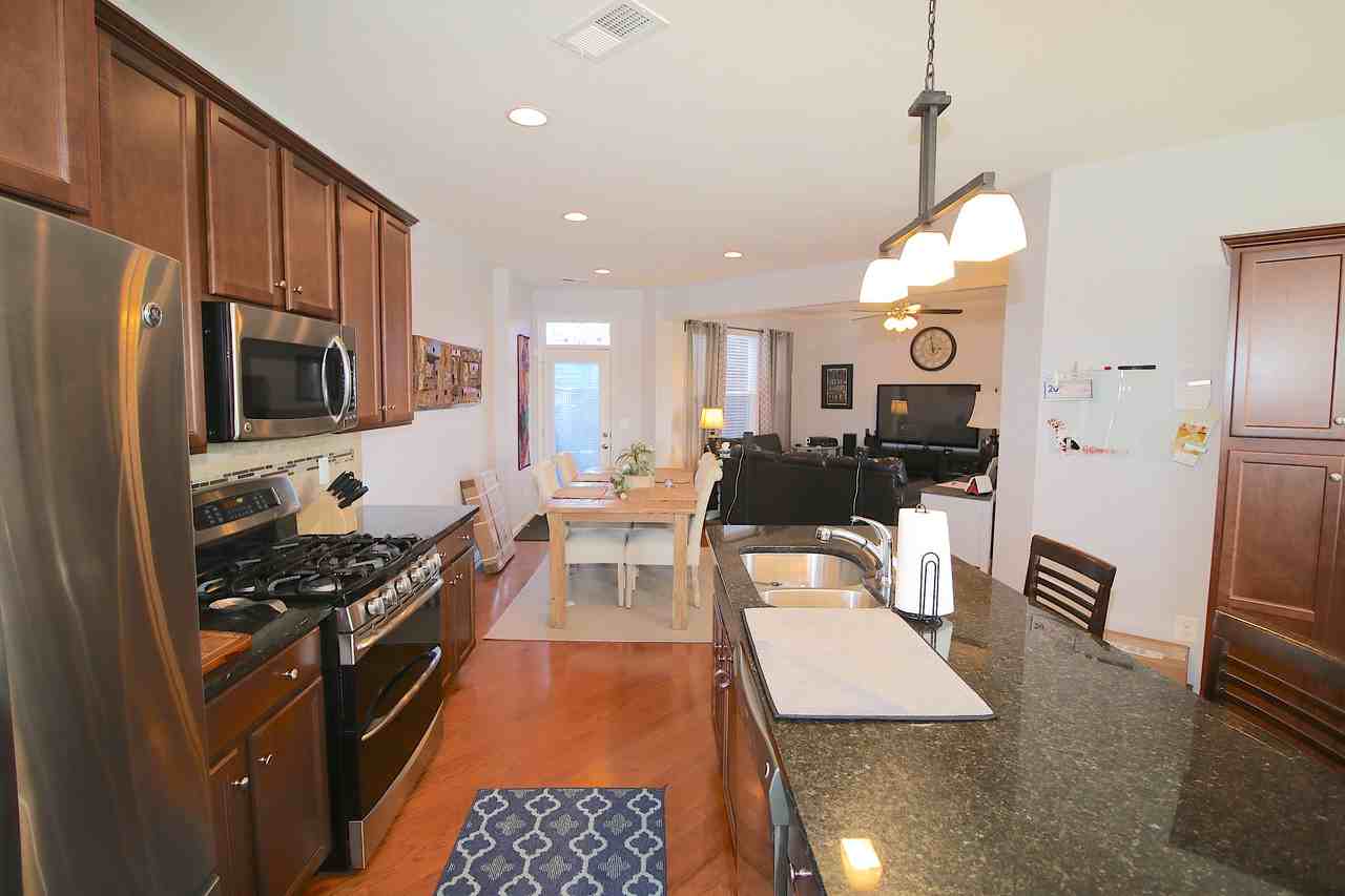 9401 Zebedee St - Photo 3 of 24