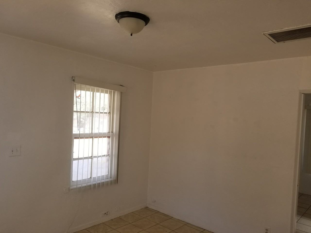 126 E Michigan Dr - Photo 3 of 10