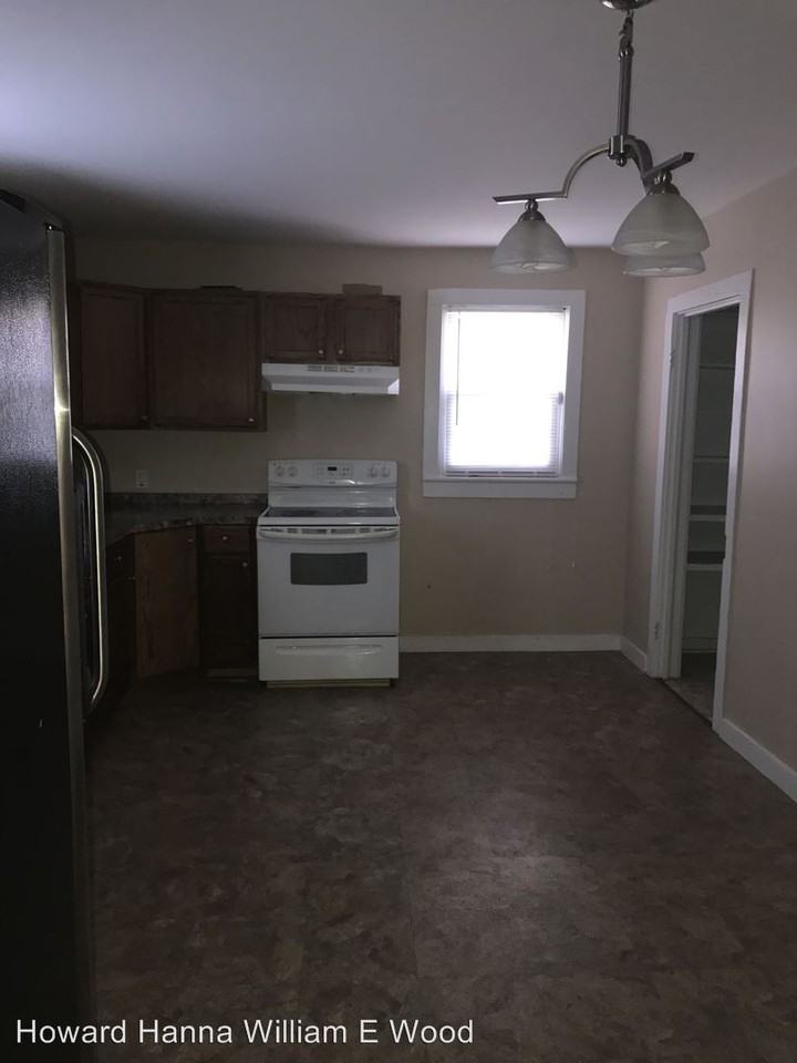 306 E Broad St - Photo 3 of 8