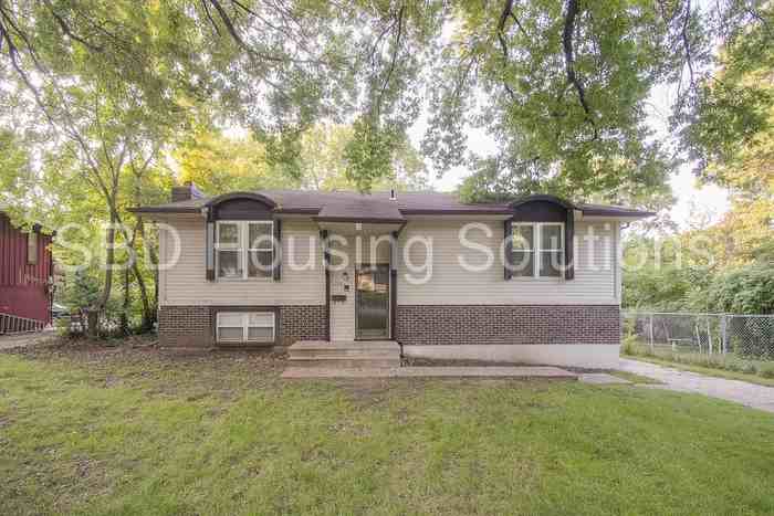 11951 Sycamore Ave - Photo 2 of 28