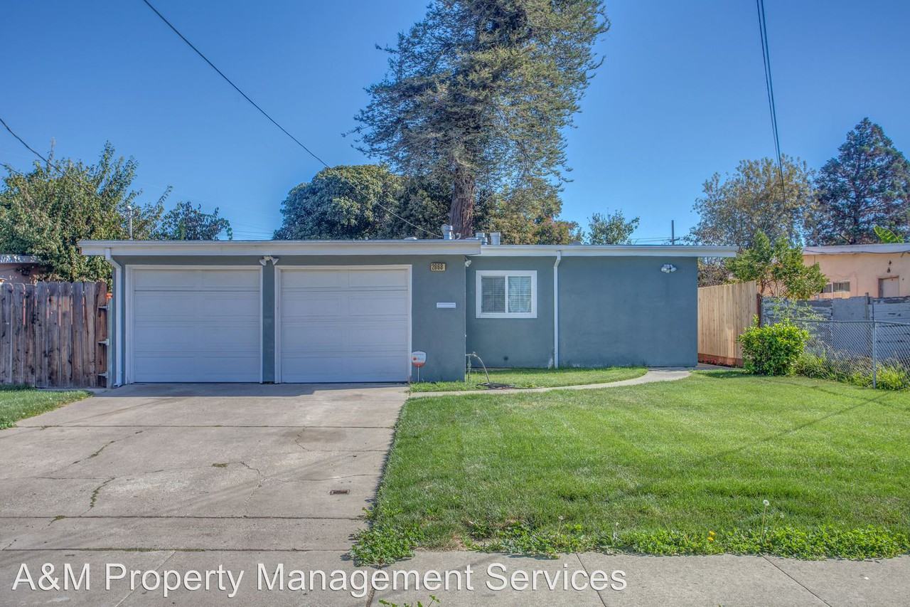 2668 Gonzaga St - Photo 2 of 11