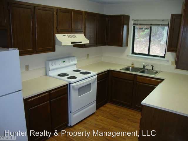 3590 Heathrow Dr - Photo 2 of 4