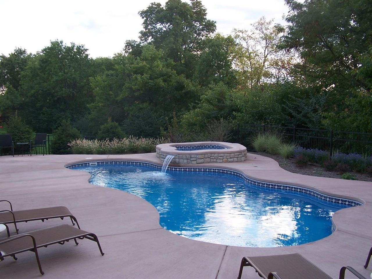 7575 Foxchase Dr - Photo 2 of 25