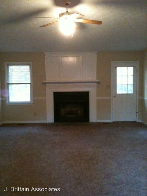706 Breezeway Cir - Photo 2 of 16