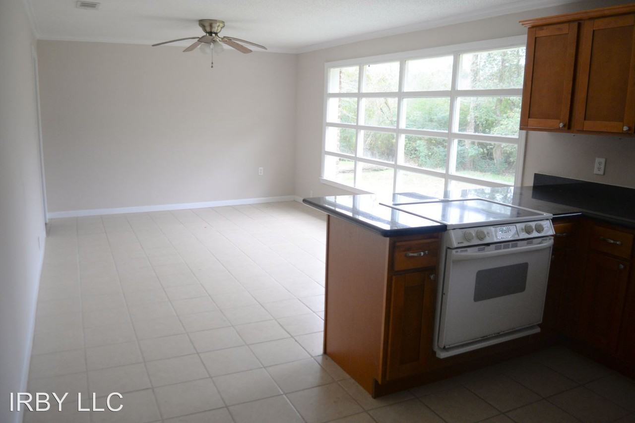 6410 Live Oak Cir - Photo 3 of 7