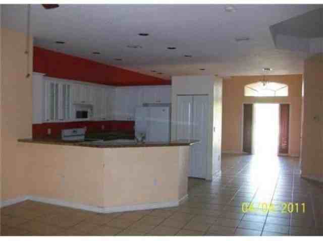 1409 SW 154th Ct - Photo 3 of 6