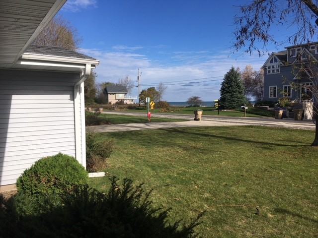 9848 Lakeshore Dr - Photo 3 of 19