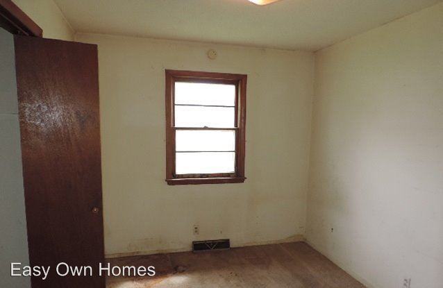 1022 Center St - Photo 3 of 9