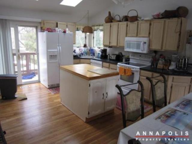 1060 Broadview Dr - Photo 3 of 6