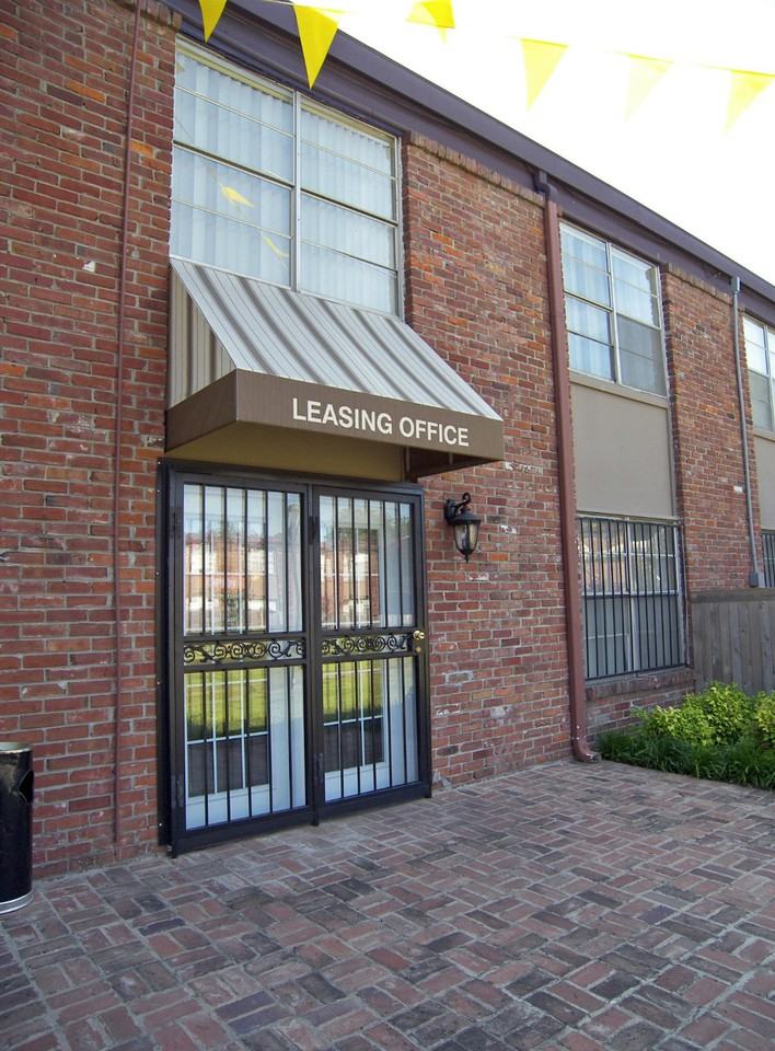 Hillcrest Apartments - Photo 3 of 31