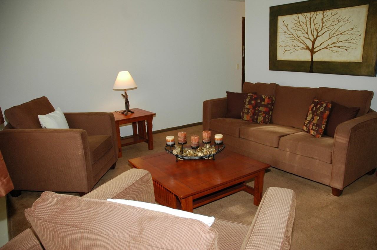 Brandon Manor - Photo 2 of 13