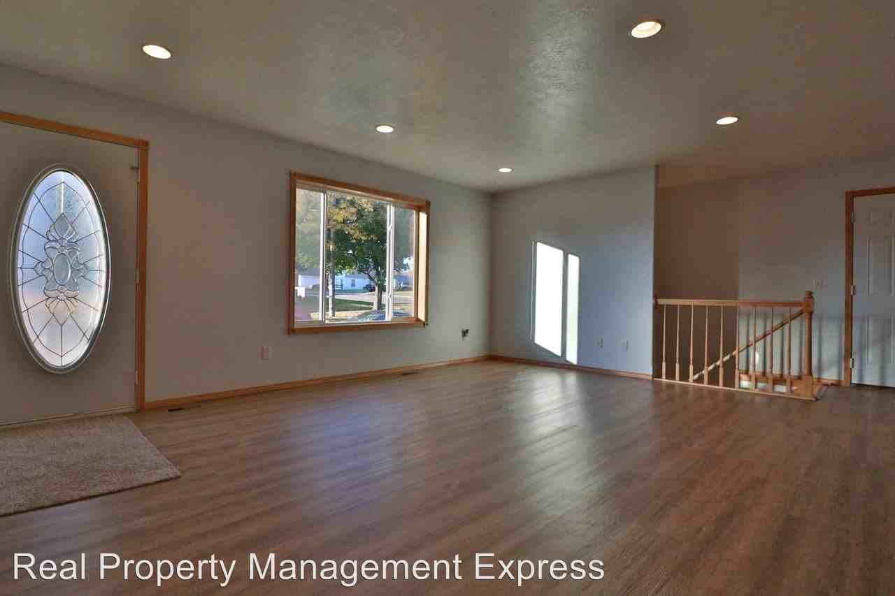 1100 E 16th St - Photo 3 of 20